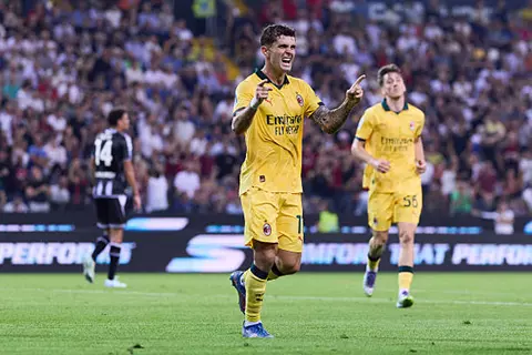 ميلان يسحق أودينيزي بثلاثية في الدوري الإيطالي